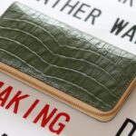 Japanese leather craftsmen make zipper wallets/Cowhide embossing (small crocodile)