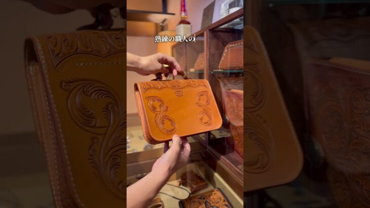 全て手作業。手彫りのフルクラフトレザーバッグ