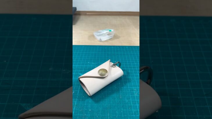 【レザークラフト】端革を使って簡単なキーケース作成。 #shorts #レザークラフト #ハンドメイド #初心者向け