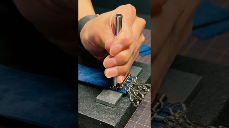 鍵を美しくまとめる上質レザーの4連キーケース｜4-strand key case made of high-quality leather organizes keys beautifully