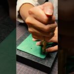 Dカン付きキーケース。本革の高級感×実用性| Genuine Leather D-Ring Key Case in Vibrant Green.