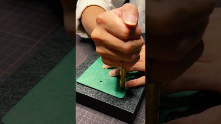Dカン付きキーケース。本革の高級感×実用性| Genuine Leather D-Ring Key Case in Vibrant Green.