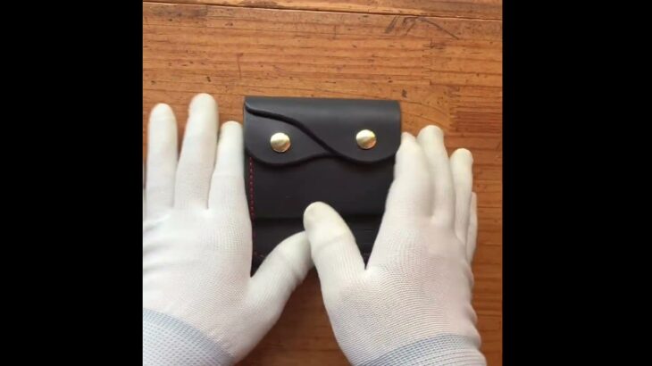 order品です。 仕事用を注文して下さいました。入れるモノをお聞きしてお作りしました。仕事に資格証をたくさん入れておかないといけないのだそう。黒革に赤糸はやはりgood。
